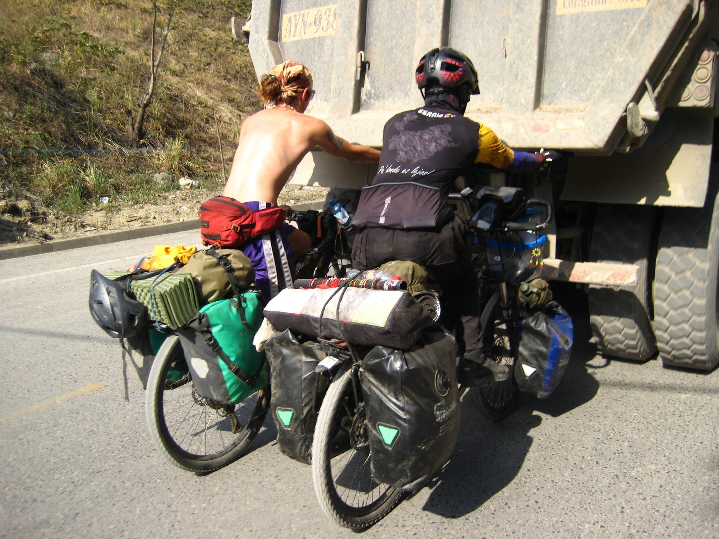Przeprawa z rowerami w peruwiańskiej Amazonii.