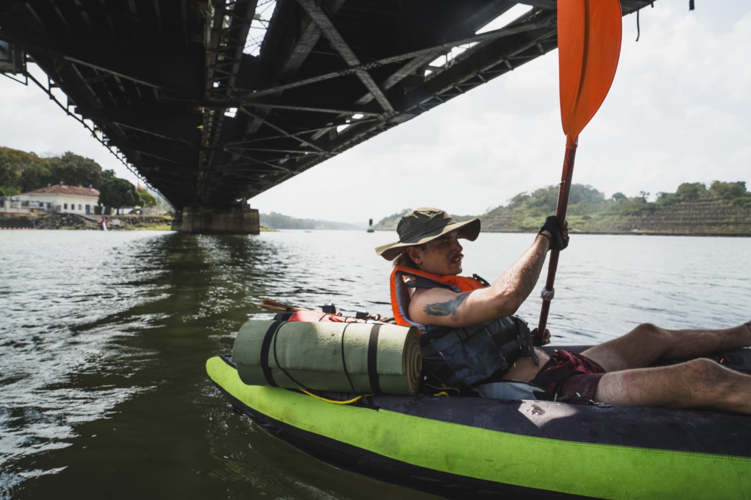 Packraft pod mostem podczas przeprawy przez Darién.
