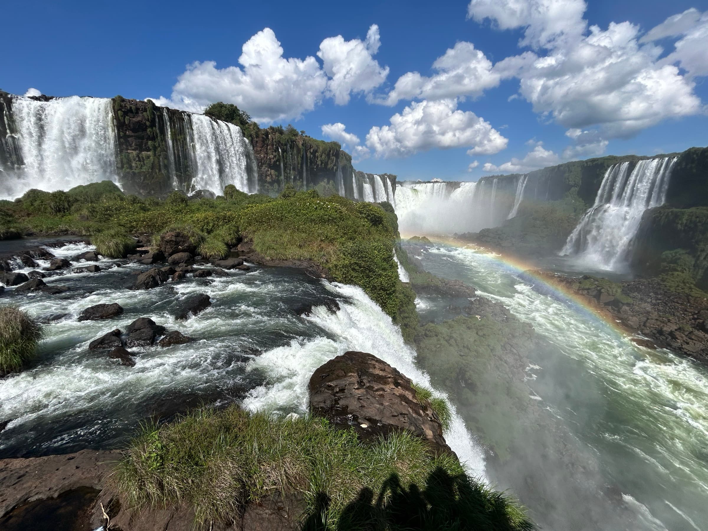 Wodospady Iguaçu z tęczą.