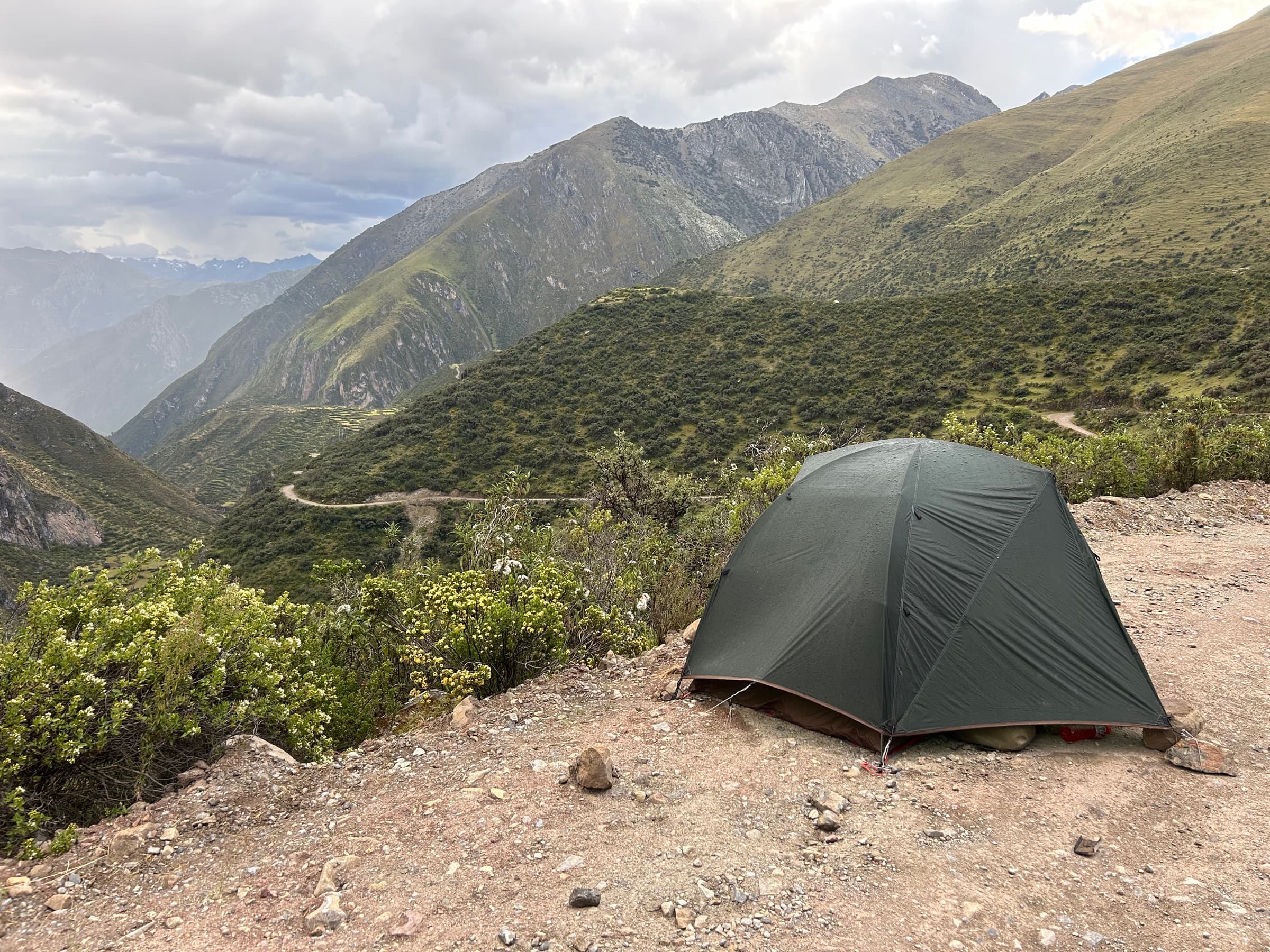 Obóz w dolinie na trasie Peru Divide.