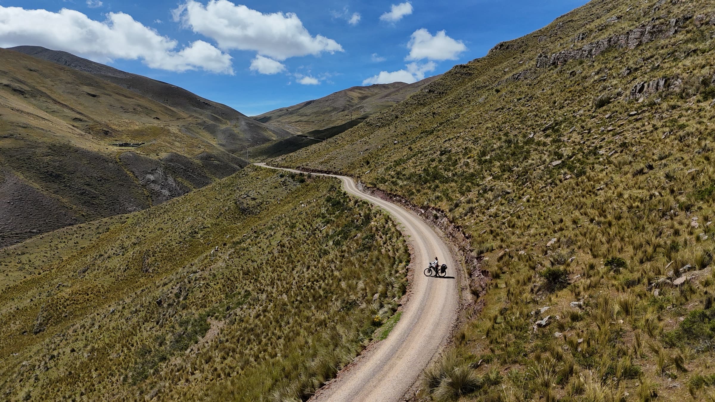 Rower na drodze dirtowej, Peru Divide.