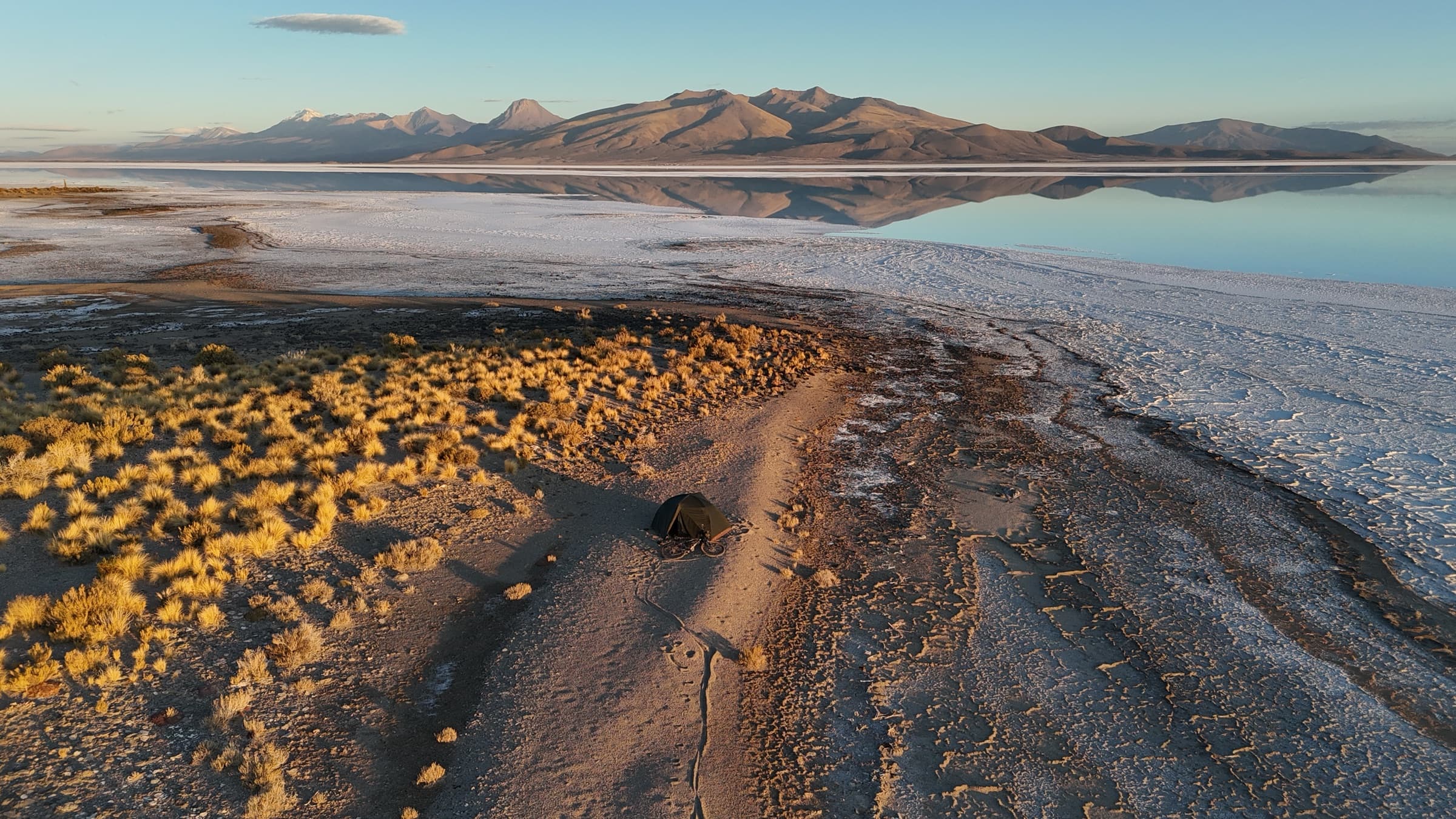 Obóz przy Salar de Coipasa, Boliwia.