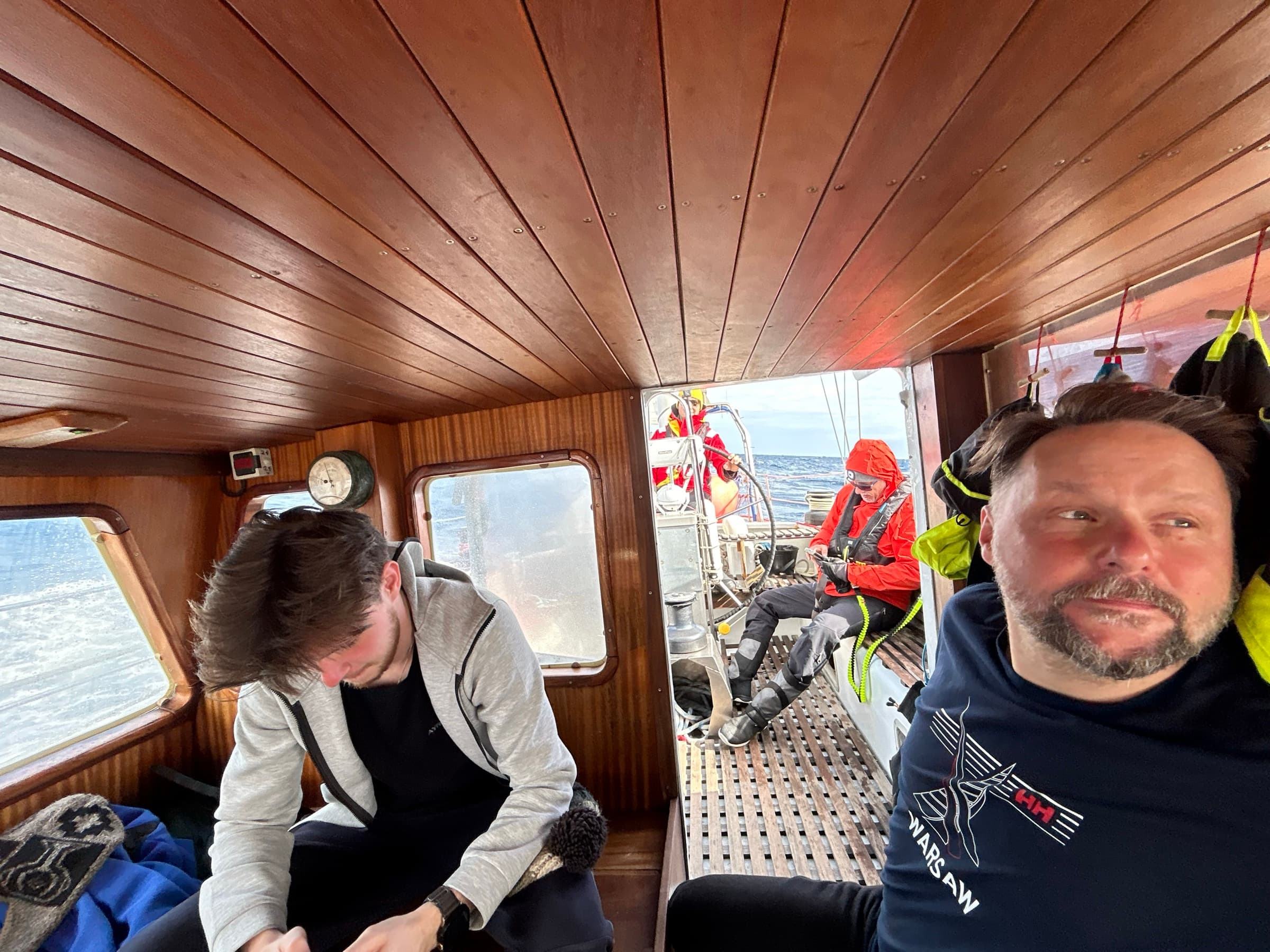 Załoga w drewnianej kajucie Selmy.