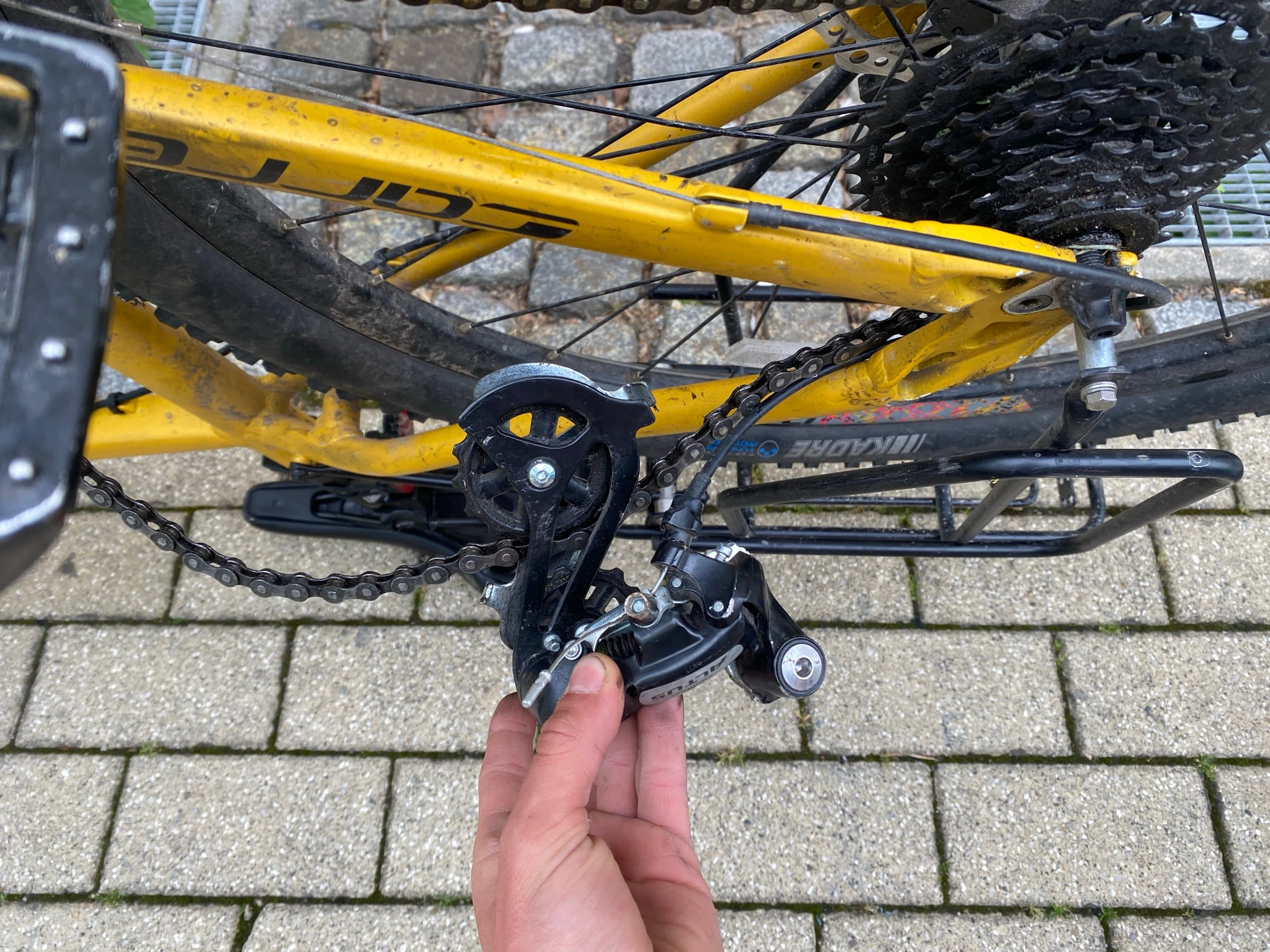 Uszkodzona tylna przerzutka.