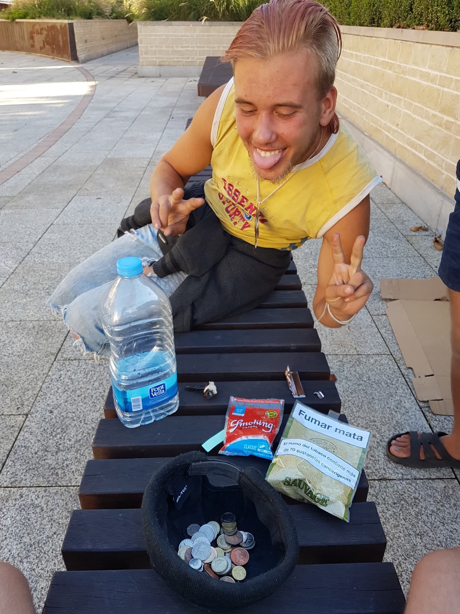 Zbieranie drobnych na ulicy w Gibraltarze.