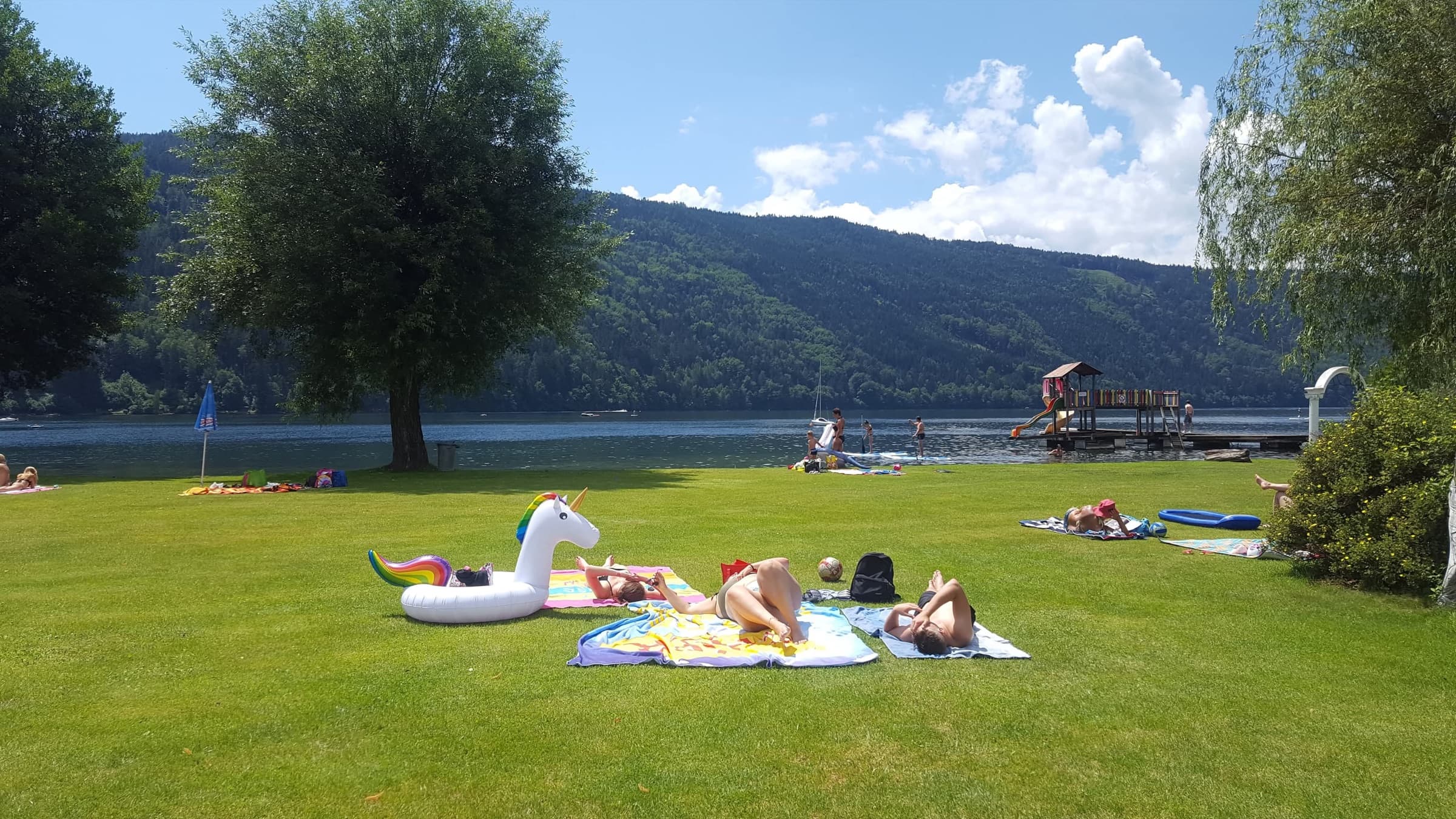 Jezioro Attersee w słoneczny dzień.