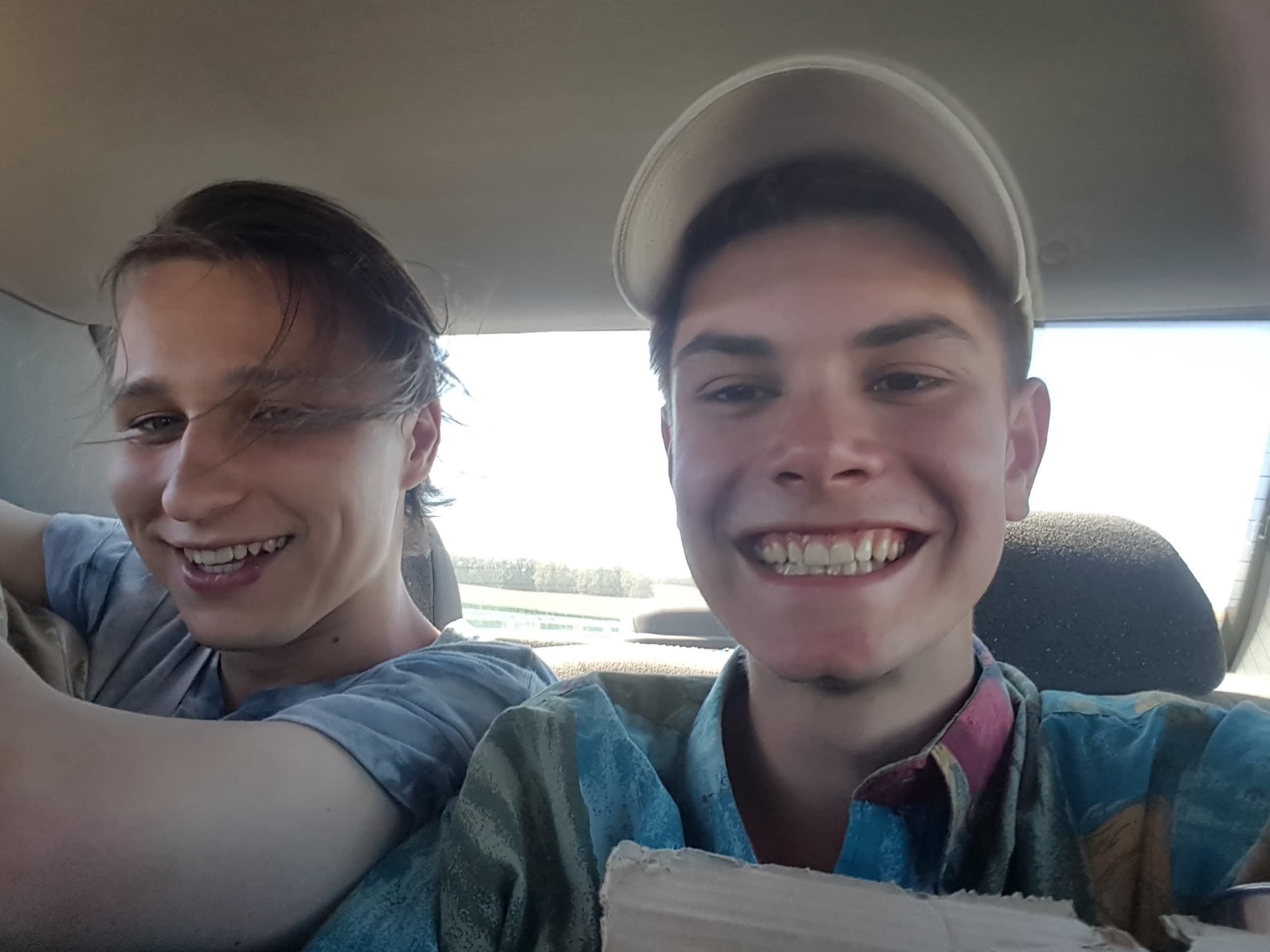 Kacper i Marcin w aucie, z kartonem na stopa.