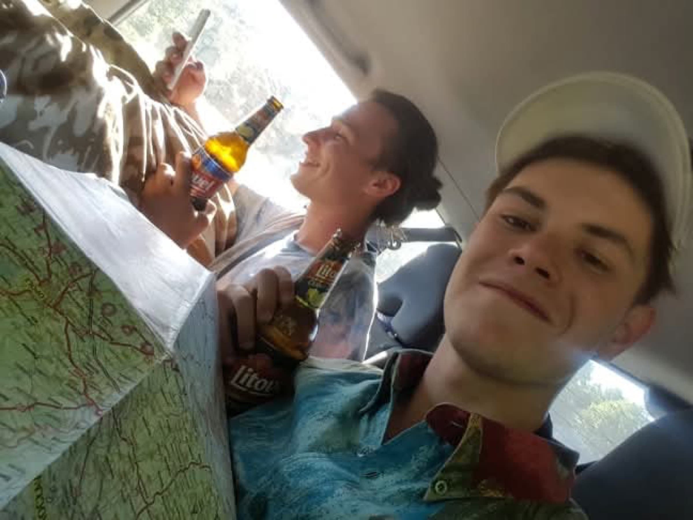 Litovel w aucie, z mapą na kolanach.