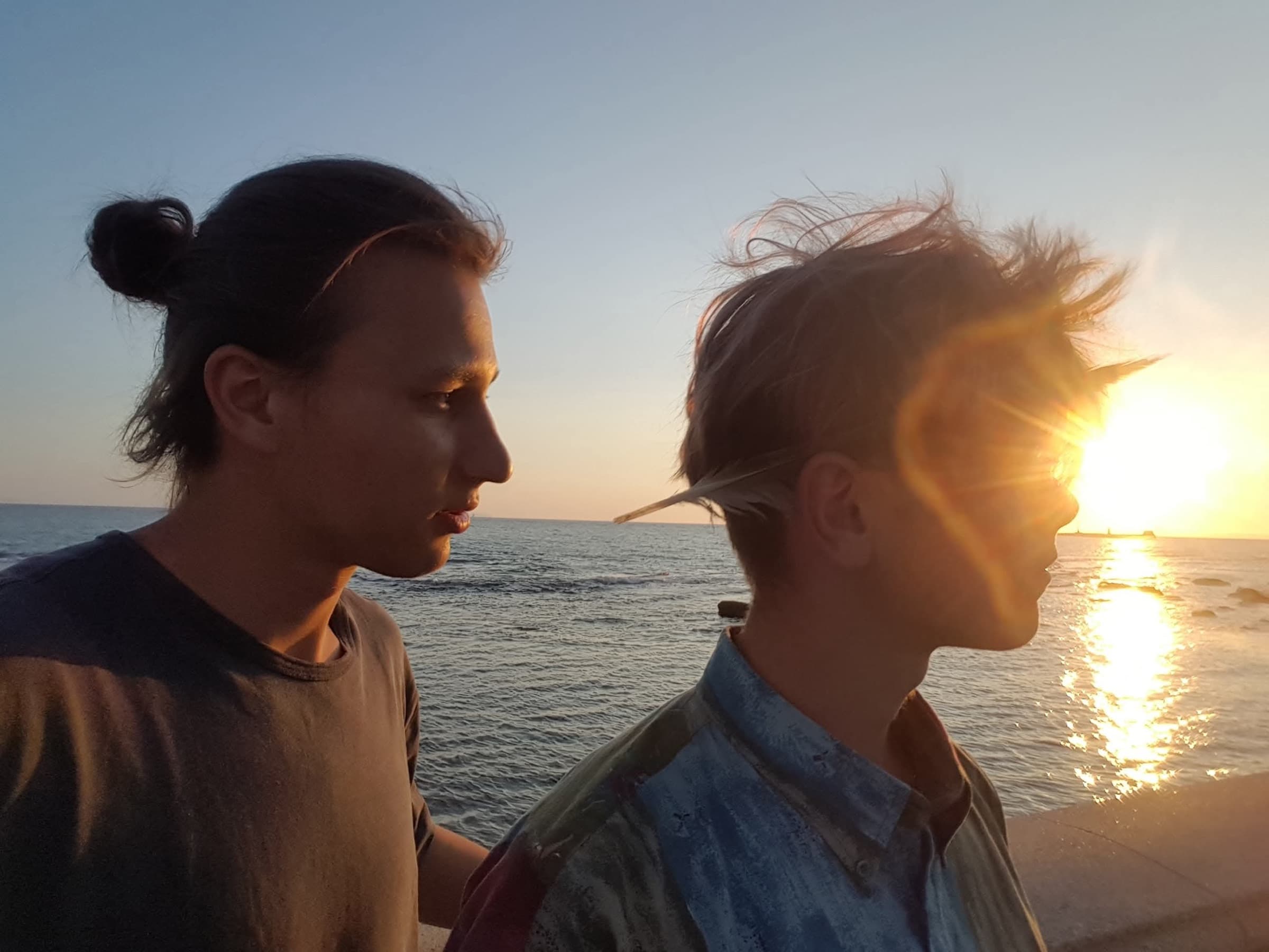 Kacper i Marcin nad morzem w Livorno.