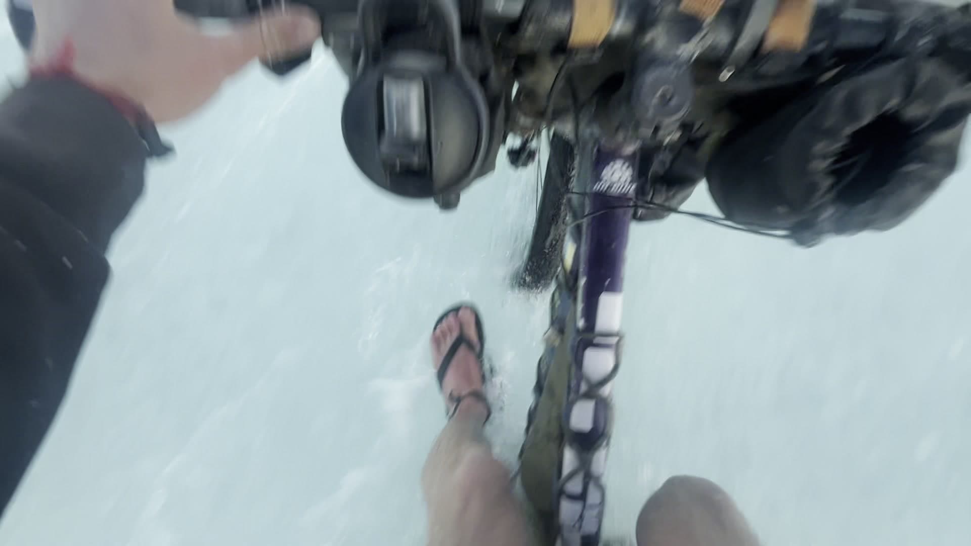 Rower jadący przez wodę na Salar de Coipasa w Boliwii.